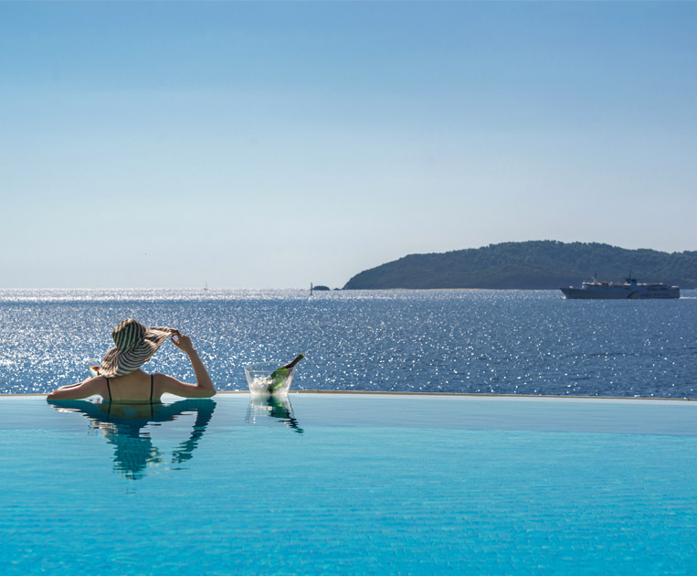 POOLS & BAR